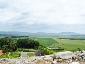 (Upp 16:15) Vy från Megiddo mot nordöst. I bergen till vänster ligger Nasaret och Jisreelslätten.
