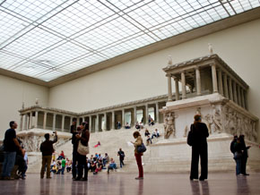 (Upp 2:13) I Pergamonmuseet i Berlin finns Zeus altare.