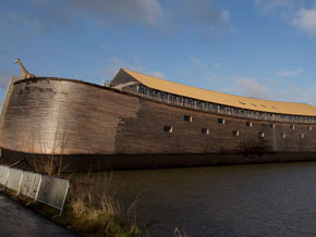 (1 Mos 6:14) I Dordrecht i Nederländerna har Johan Huibers byggt en fullskalig modell av Noas Ark.