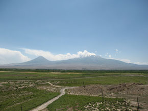 (1 Mos 8:4) Berget Ararat med de två högsta topparna.