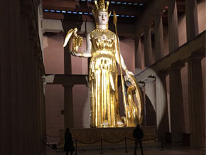 (Apg 17:29) I Nashville i USA finns en skalenlig modell av Atena Parthenon-templet som stod på Akropolis. Inuti finns sedan 1992 också en replik av den 13 meter höga Atenastatyn som tillbads i templet. Det är troligtvis denna staty som Paulus refererar till när han säger att det gudomliga inte är som guld, utformat utifrån mänsklig konstfärdighet och fantasi.