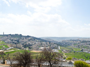 (Luk 24:50) Olivberget på vänster sida med sluttningen till höger ner mot Kidrondalen och Jerusalem på höger sida. Längst till vänster skymtar tornet på det rysk-ortodoxa himmelsfärdsklostret.
