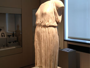 (Matt 14:6) Torso av en kvinnlig dansös i en tunn klänning. Denna romerska kopia från ett grekiskt original från 475-450 f.Kr. finns på Altes Museum i Berlin.