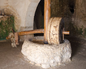 (Matt 18:6) Olivpress i Nazareth Village byggd på samma sätt som på Jesu tid. Denna större modell drevs av en åsna kopplad till ett ok.