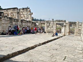 (Luk 4:38) Ruinerna av staden Kapernaum är ett välbesökt turistmål. Bilden är tagen inifrån återstoden av en synagoga från 300-talet som antas vara byggd ovanpå den synagoga som fanns på Jesu tid.