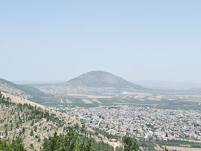 (Mark 9:2) Bilden är tagen strax utanför Nasaret då man blickar ut åt öster och ser berget Tabor (Tavor) ensamt resa sig på Jisreelslätten.