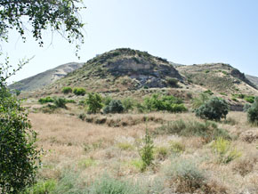 (Mark 5:1) Klippgravar har hittats i Kursi på den östra sidan av Galileiska sjön. Det kan ha varit här Jesus mötte mannen som plågades svårt av mörkrets makter.