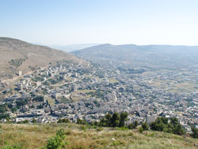 (Joh 4:17) Utsikt från berget Gerizim över den moderna staden Balata. Här låg den gamla staden Shekem. På Nya Testamentets tid var den övergiven, men strax intill låg den lilla byn Sykar.