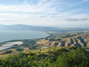 (Mark 4:35) Vy över norra delen av Galileiska sjön, sedd från Golanhöjderna på den östra sidan.