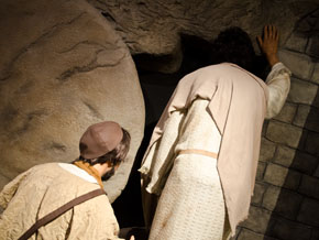 (Joh 20:1) Johannes och Petrus vid graven. Modell av Jesu grav som finns på Skapelsemuseet i Cincinnati, USA.