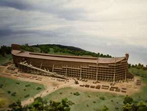 (1 Mos 7:1) Liten modell av Noas ark i en monter på Skapelsemuseet i Cincinnati.