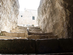 (Joh 3:31) Ett mikvebad från Jesu tid nära tempelplatsens södra ingång. Besökaren gick ned längs med ena kanten, doppade sig helt och sedan upp på den andra sidan. I bakgrunden syns den sydligaste delen av Västra muren.