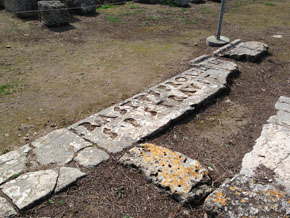 (Apg 18:7) Inskriptionen med namnet Erastus på en av gatorna i Korint.