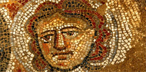 (Dom 5:1) Mosaik från en 1600 år gammal synagoga i staden Chokoka (Jos 19:34) i Galileen är den äldsta avbildningen av Debora. Fyndet gjordes under utgrävningar sommaren 2022.