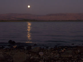 (Matt 14:22) Månsken över norra Galileiska sjön.