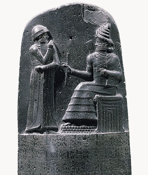 (1 Mos 37:28) Övre delen av stelen med Hammurabis lagar. Hammurabi var kung i Babylon 1792-1750 f.Kr. Den hittades i Susa och finns numera på Louvren i Paris.