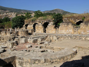 (Apg 25:16) I Caesarea Filippi, dagens Banias i norra Galileen, finns resterna av Herodes Agrippa II palats kvar.