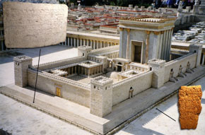 (Apg 21:26) Runt templet fanns en skiljemur med skyltar som varnade hedningar att komma närmare templet.