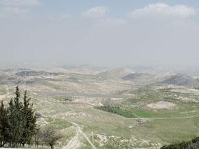 (Luk 4:1) Öster om Jerusalem breder judeiska öknen ut sig. Det var i detta område Jesus vistades i fyrtio dagar.
