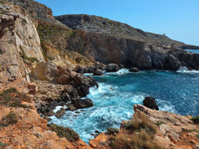 (Apg 27:39) Maltas kust består till mesta delen av klippor, men det finns några bukter med sandstränder.