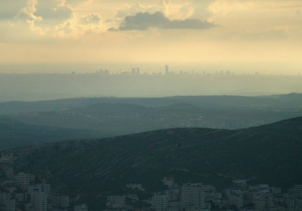 (5 Mos 27:14) Vy västerut från berget Ejval. Tel Avivs skyskrapor och Medelhavet syns i horisonten.