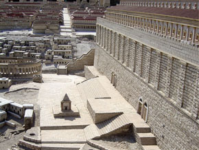 (Apg 3:3) Södra ingången till templet, sett från öster. Besökaren gick in genom den ena porten och vandrade genom en tunnel och ytterligare trappor som ledde upp till den yttre förgården i tempelområdet.
