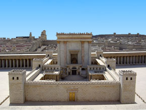 (Luk 1:5) På Israelmuseet i Jerusalem finns en stor utomhusmodell över Jerusalem som det såg ut på Jesu tid i skala 1:50. Templet sett från öster.