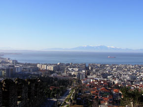(1 Tess 1:1) Bild på den moderna staden Thessaloniki. I söder syns Olympusbergen. 