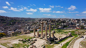 (2 Sam 11:14) I centrala Amman finns rester kvar från det antika Rabba. De flesta arkeologiska fynden (bl.a. de på bilden) är från den senare romerska staden Filadelfia som ingick i tio-städers-pakten i området, känd under namnet Dekapolis.