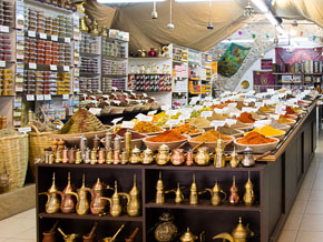 (Mark 16:1) Kryddbutik i gamla staden i Jerusalem. På sabbaten öppnar man ofta kl 20.00 och har öppet några timmar.
