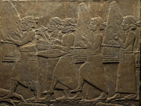 (Dan 3:5) Stentavla från Nineve som visar en kunglig procession där man spelar harpa. Finns på British Museum i London och tavlan är daterad till 650 f.Kr.