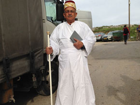 (Luk 17:11) En samarisk överstepräst på väg till det årliga samariska påskfirandet på berget Gerizim, en tvåtusenårig tradition som praktiseras än i dag.