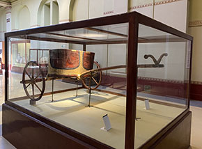 (2 Mos 14:5) Typisk vagn från denna tid. Finns på egyptiska museet i Kairo.
