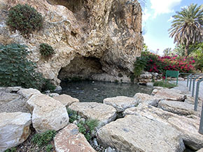 (Dom 7:1) På berget Gilboas norra sluttning mot Jezereldalen finns den grotta som kallas "Gideons grotta" som förser Ein-Charad med vatten.