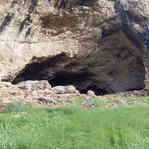 (Dom 15:9) Just norr om Beit Shemesh ligger Arak Ismain där det finns flera grottor som kan varit den plats där Simson höll till.