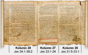 (Jes 34:1) Kolumn 26, 27 och 28 från den stora Jesaja rullen som finns på Israelmuseet i Jerusalem. Längst ner i kolumn 27 är ett medvetet avbrott på tre rader.