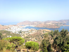 (Upp 1:9) Utsikt från toppen av ön Patmos.
