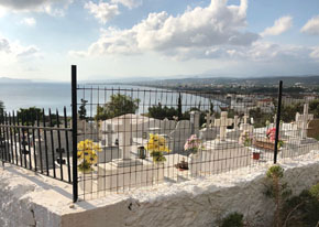 (Tit 2:11) Kyrkogård på Kreta. Den kristna tron har ett hopp om  en framtid med Jesus som även påverkar livet här på jorden.