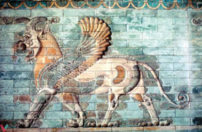 (Dan 7:4) Ett lejon med vingar och hästnacke pryder en glaserad tegelbricka i Susa.