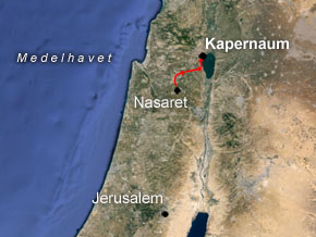 (Luk 4:31) Jesus flyttar från sin hemort Nasaret till Kapernaum där han bor i Petrus hus.