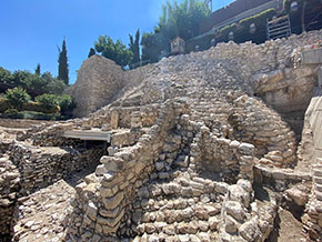 (2 Sam 5:6) Många arkeologer identifierar den höga trappstegsliknande förstärkningen med den konstruktion som kallas Millo.