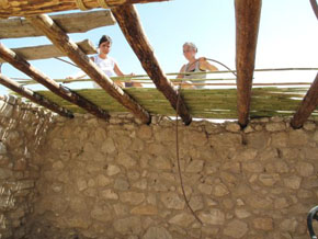 (Mark 2:1) Ett tak byggs på traditionellt sätt i utomhusmuseet "Nazareth Village" i Nasaret.