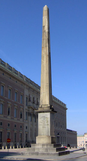 (Dan 3:1) Obelisken på Slottsbacken utanför slottet i Stockholm är 30 meter hög och har samma proportioner som den staty som Nebukadnessar lät uppföra.