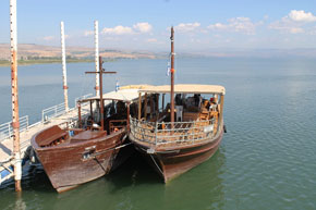 (Luk 5:1) Två sightseeingbåtar utanför Ginosar vid västra Galileiska stranden.
