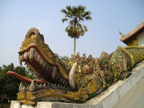 (Job 40:20) I alla kulturer finns krokodilliknande sjöodjur nämnda. Bilden är från ingången till ett asiatiskt tempel.