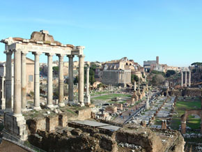 (Rom 1:8) Än i dag kan man besöka Forum Romanum som var ett av stadens torg. 