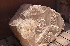 (Luk 21:5) Under utgrävningarna sommaren 2023 i Ofel (just söder om tempelberget) hittades denna utsmyckade sten från Herodes tid. Den har suttit i en dörrpost eller mindre rum i den södra delen av tempelområdet. Hantverket och storleken av stenen visar hur påkostade och magnifika byggnaderna var.