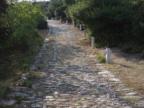 (Apg 16:12) Än i dag finns delar av den romerska vägen "via Egnatia" kvar vid Neapolis, dagens Kavala. Det var här Paulus, Silas, Timoteus och Lukas gick den tre timmar långa vandringen upp till Filippi.