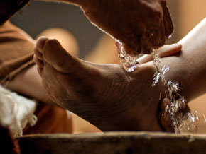 (Joh 13:4) Jesus tvättar lärjungarnas fötter. 