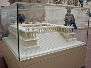 images/5973_pergamonmuseum_zeusAltar_Model_small.jpg